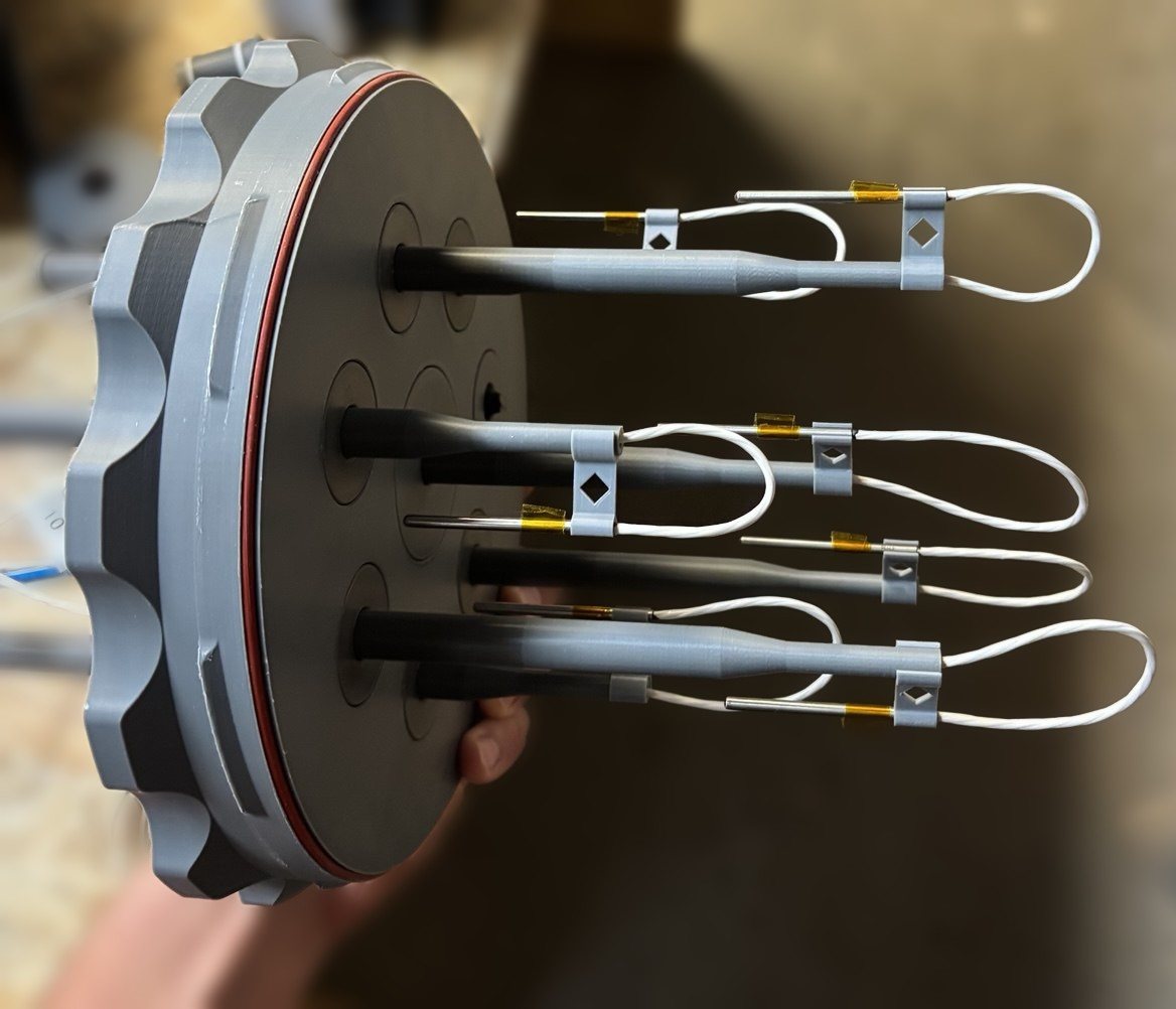 Probe holder with seven PT100 probes at different immersion depths, as installed for the homogeneity measurement